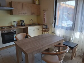 Fridge, oven, stovetop, coffee/tea maker - Vacation apartment in Winsen/Aller - Vacationers welcome! (Winsen (Aller))