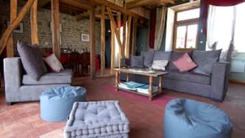 Televisie, een tafeltennistafel en een stereo