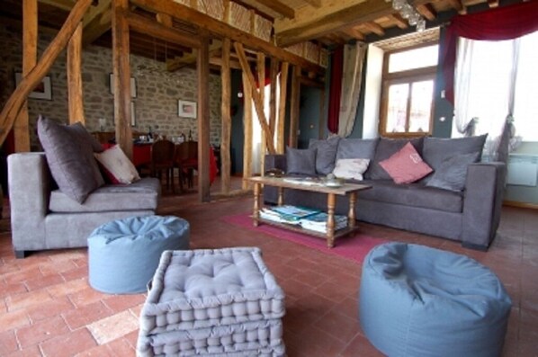 Télévision, table de tennis de table, chaîne hi-fi