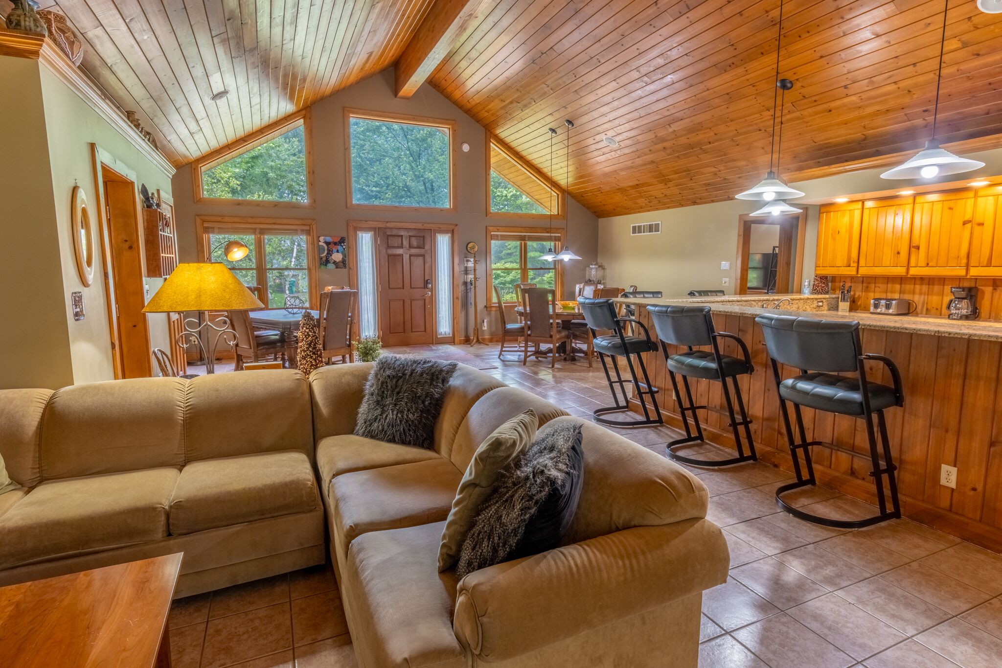 Smart TV, fireplace, ping pong, books