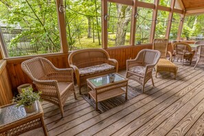 Property grounds - Cozy Cabin Getaway – Trails, Fireplaces & Outdoor Fun near Lake Michigan (Michigan City)