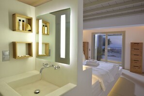 3 bedrooms, in-room safe, free WiFi, bed sheets