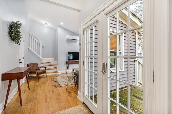 TV, offices - Spacious and Quiet One Block off King Street (Charleston)