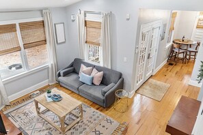 TV, offices - Spacious and Quiet One Block off King Street (Charleston)