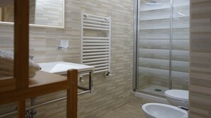 Bruser, hårtørrer, bidet, håndklæder