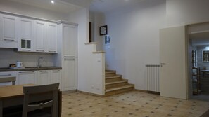 Kühlschrank, Mikrowelle, Herdplatte, Geschirrspüler