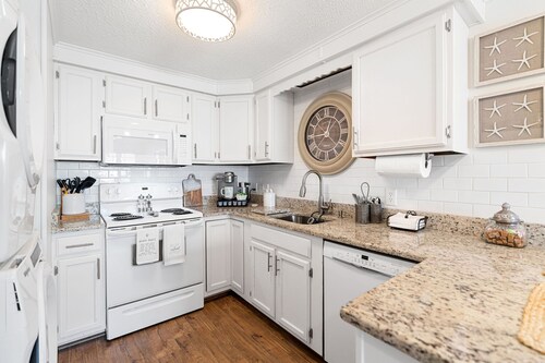 Romantic Ocean Block Retreat – Steps to Beach, Ocean block Condo 100 steps from the beach