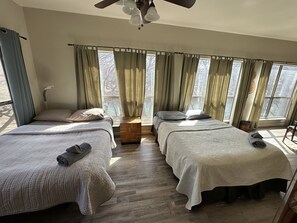 2 室のベッドルーム、WiFi (無料)、ベッドシーツ