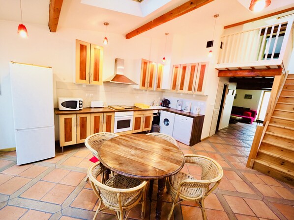 Fridge, microwave, oven, stovetop - COQUET apartment WITH TERRACE VILLAGE GRUISSAN (Gruissan)