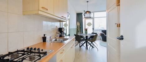 Een koelkast, een kookplaat, een koffiezetapparaat/waterkoker