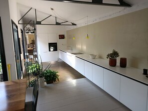 Micro-ondes, lave-vaisselle, cafetière/bouilloire