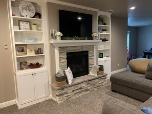 Televisio, takka, videopelikonsoli