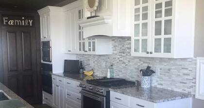 Enjoy Yellowstone, mountains, lake, wide open spaces*20 miles from Cody Airport