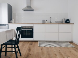 Réfrigérateur, un four, surface de cuisson, cafetière-théière