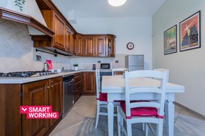 Geladeira, micro-ondas, fogão, lava-louças