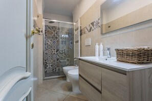 Een douche, een haardroger, een bidet, handdoeken