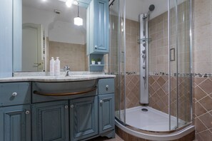 Bruser, hårtørrer, bidet, håndklæder
