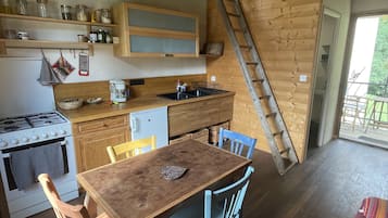 Fridge, oven, stovetop, coffee/tea maker