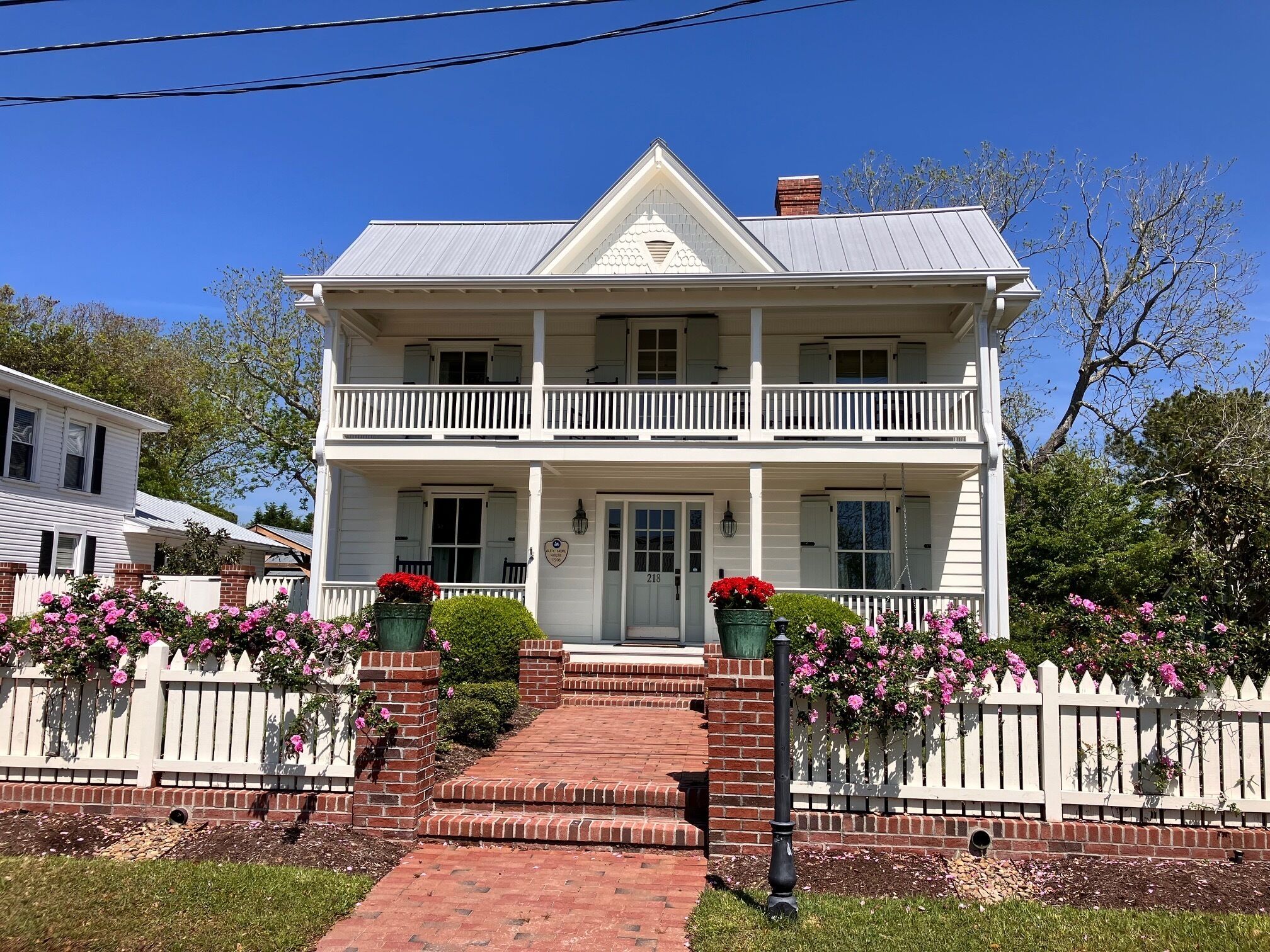 Historic home in seaside village of Swansboro w/ private beach parking 