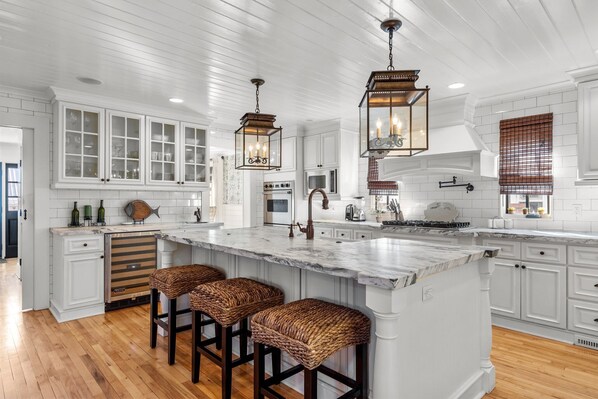 Køleskab, mikrobølgeovn, ovn, kogeplade