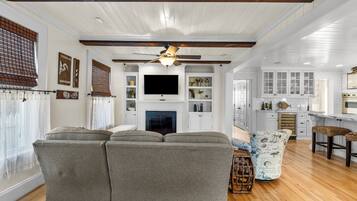 Smart TV, chimenea y libros