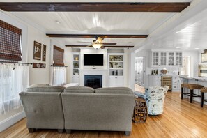 Smart TV, chimenea y libros