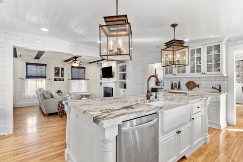 Historic home in seaside village of Swansboro w/ private beach parking 