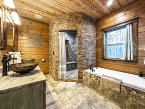 Badewanne, Haartrockner, Handtücher, Seife