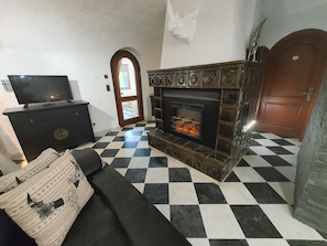 Televisión y chimenea