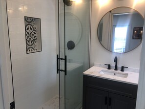 Hair dryer, towels, soap, toilet paper - California-style Indoor/Outdoor Guest House (Los Angeles)