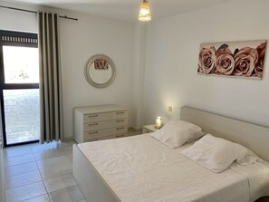 2 slaapkamers, een bureau, een strijkplank/strijkijzer, gratis wifi