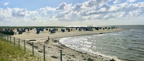 Una spiaggia nelle vicinanze, lettini da mare