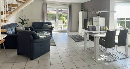 Familienfreundliches Ferienhaus in Deichnähe, Terrasse und Garten