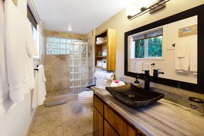Douche, sĂšche-cheveux, serviettes fournies, savon