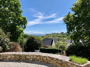 Property grounds - New holiday home with peaceful garden and sea view (Crozon)