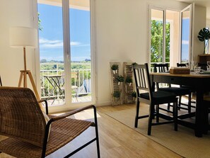 Dining - New holiday home with peaceful garden and sea view (Crozon)