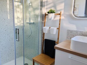 Bathtub, hair dryer, towels, toilet paper - New holiday home with peaceful garden and sea view (Crozon)