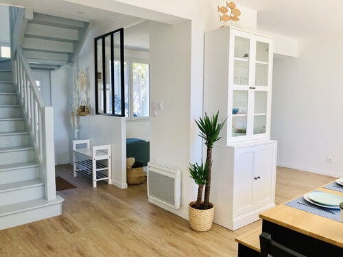 New holiday home with peaceful garden and sea view