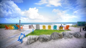 In Strandnähe, Liegestühle, Strandtücher