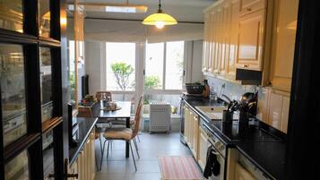 Een koelkast, een oven, een kookplaat, een vaatwasser