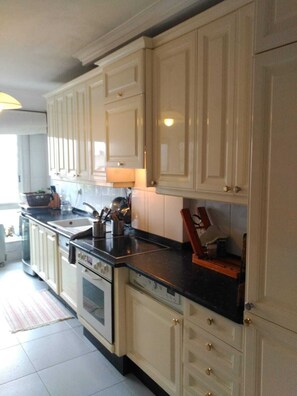 Jääkaappi, uuni, liesi, astianpesukone