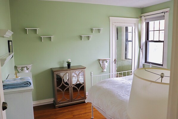 1 غرفة نوم وخزنة داخل الغرفة ومكواة/لوح كي وواي فاي