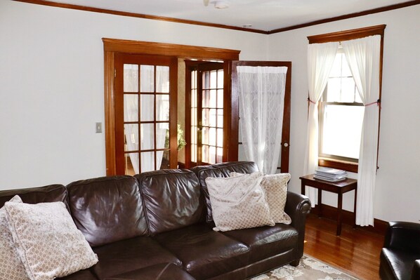 Smart TV, fireplace - The Pistachio Room at TPH - Boston (Boston)