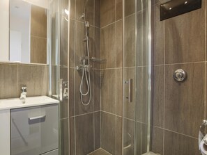 Bruser, hårtørrer, håndklæder