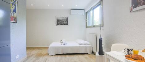 Iron/ironing board, internet, bed sheets