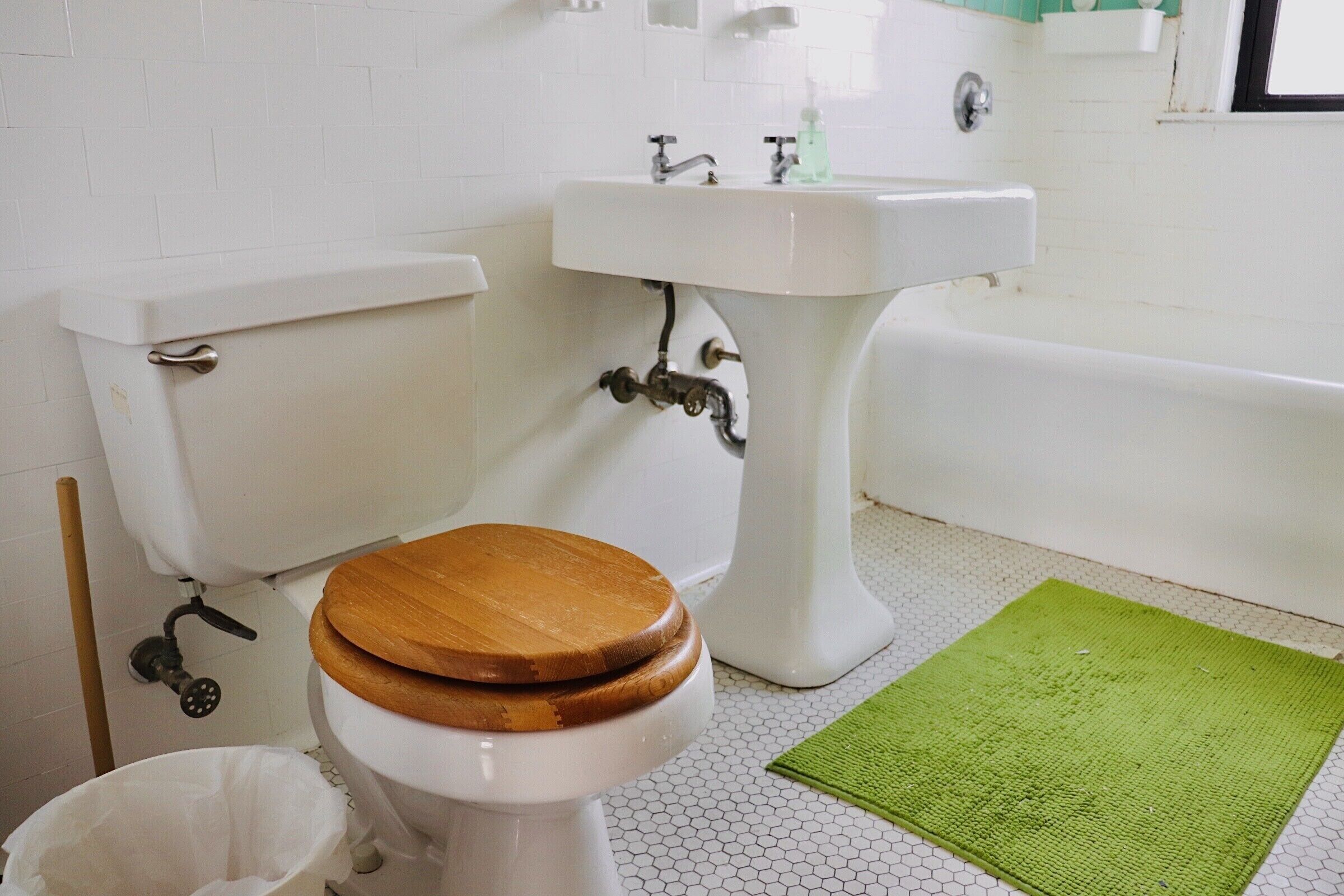 Une salle de bain avec des toilettes, un lavabo et une baignoire.