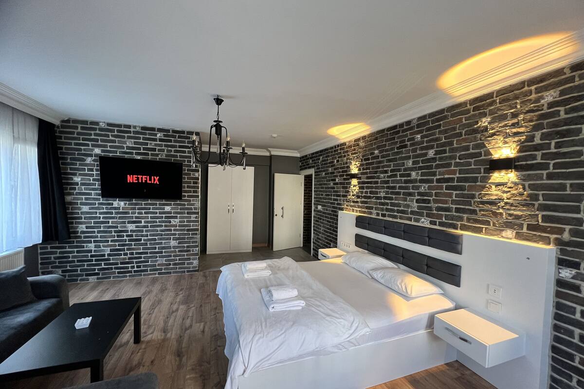 Luxury Room | Peralatan tempat tidur premium, busa memori, bar mini 