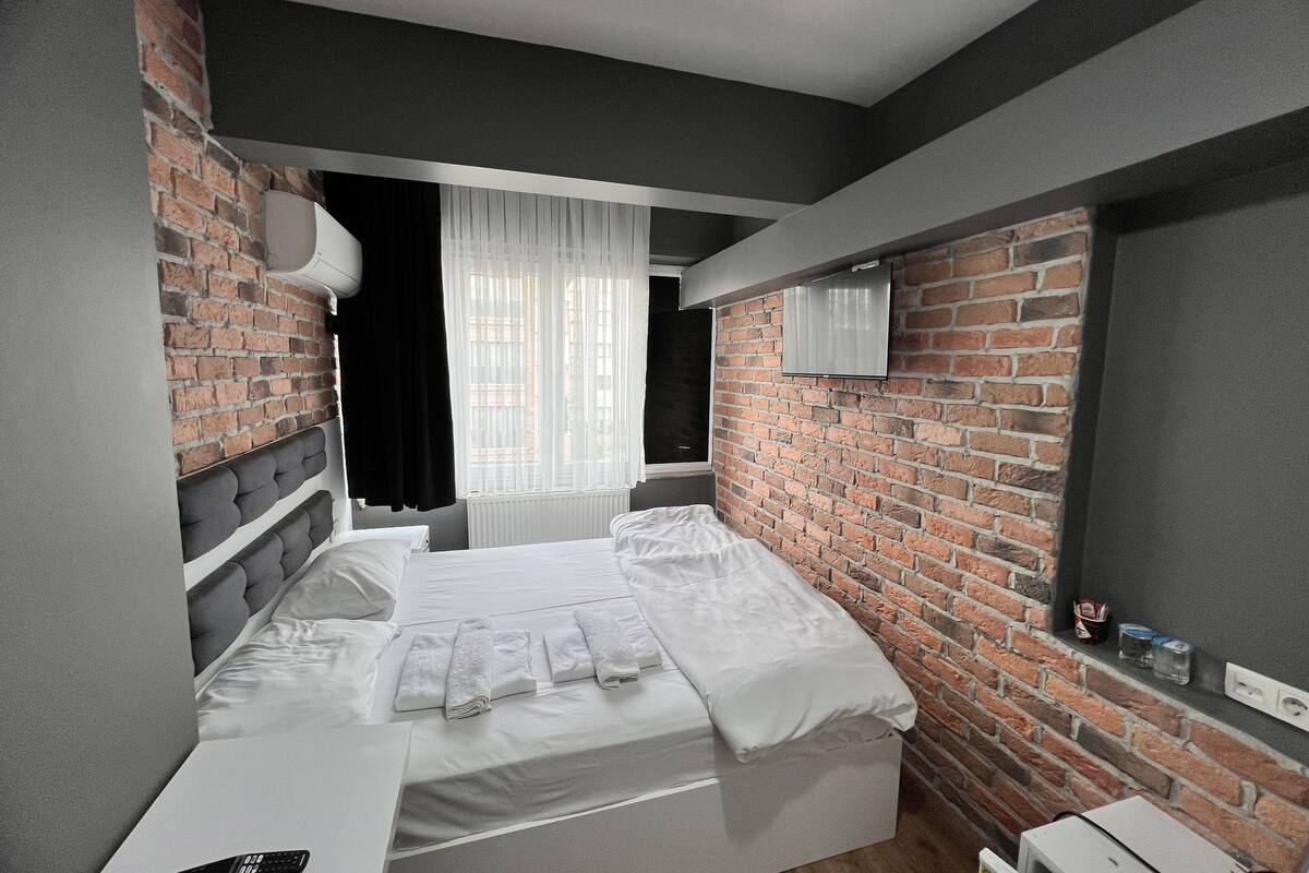 Standard Room | Peralatan tempat tidur premium, busa memori, bar mini 