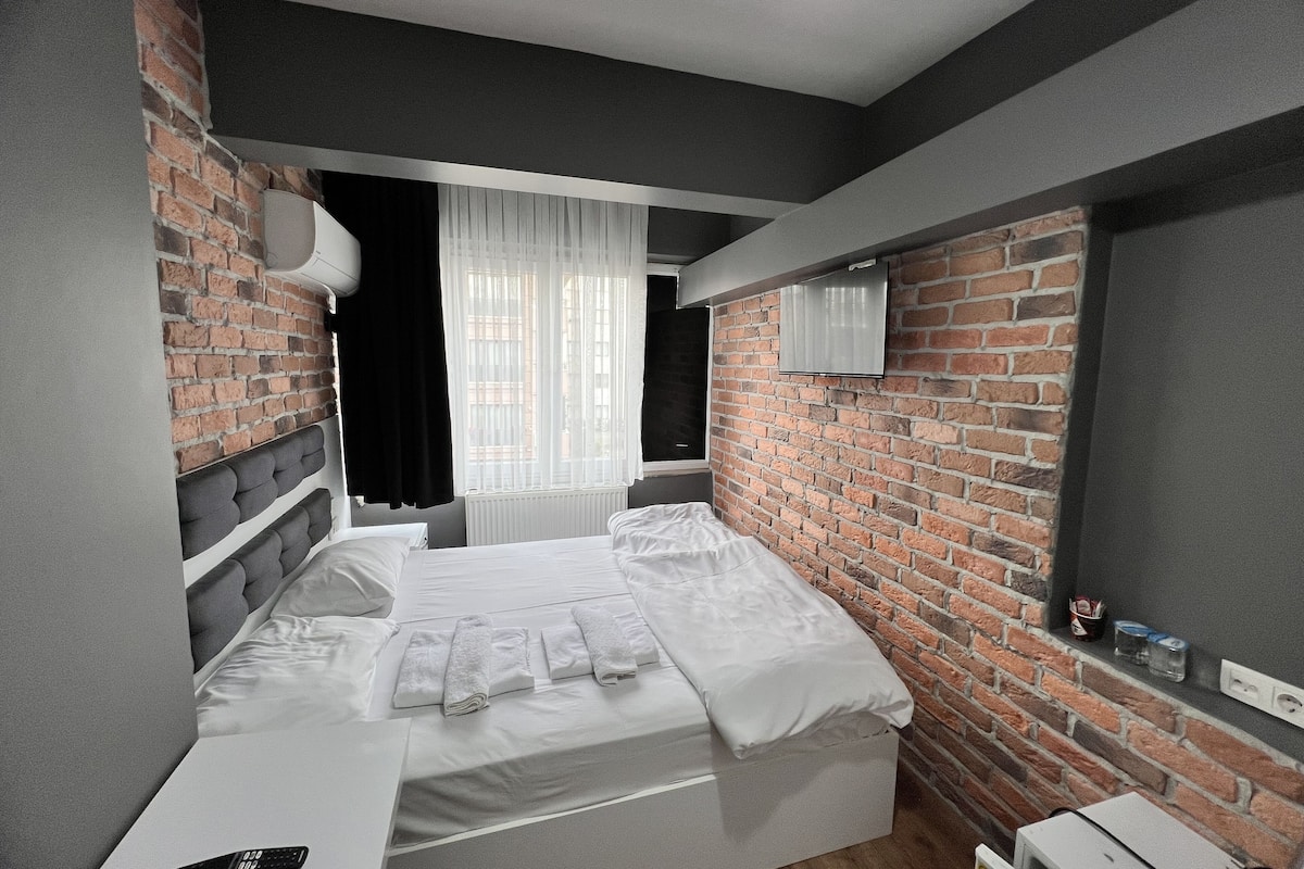 Kamar Standar | Seprai premium, busa memori, minibar, dan ruang kerja ramah laptop