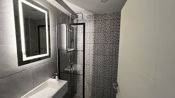 Douche, douche à « effet pluie », articles de toilette gratuits